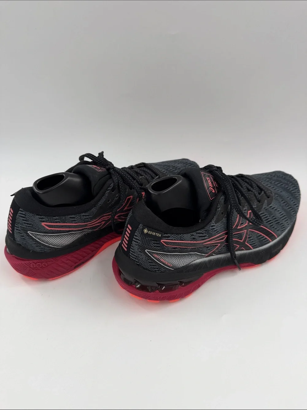 ASICS GT-2000 10 Women's Size 7 Black / Red Gore-Tex Waterproof Running Sneakers